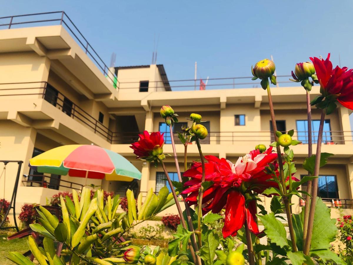 Hotel Happy Land Chitwan Buitenkant foto