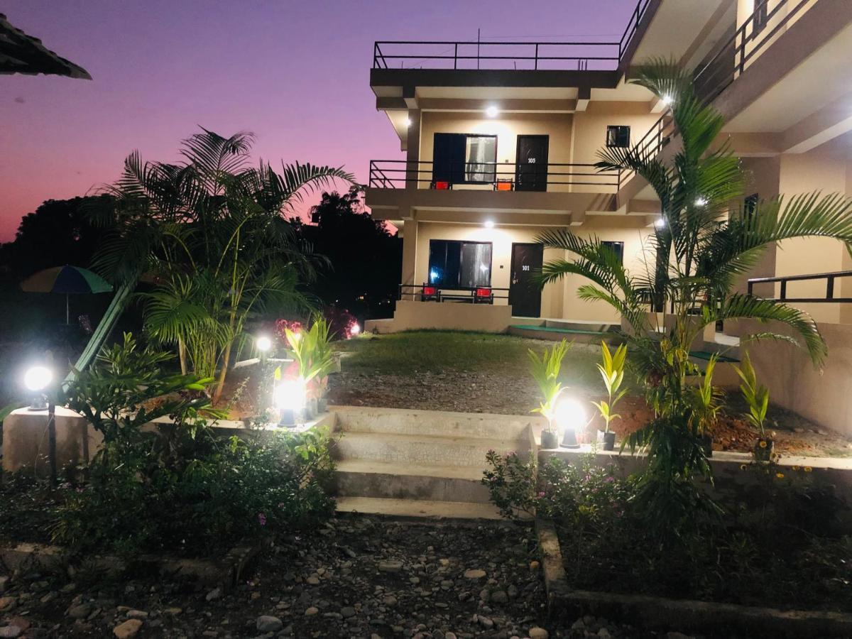 Hotel Happy Land Chitwan Buitenkant foto